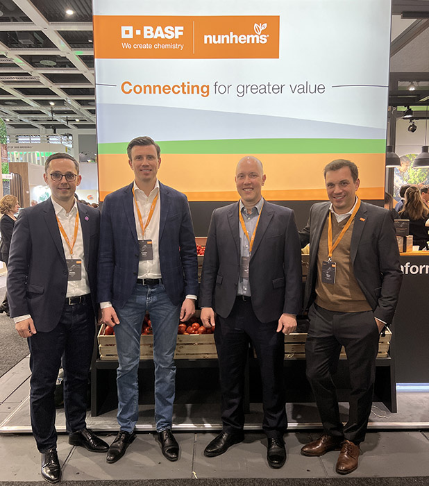 Da sinistra: Konstatin Kretschun, Vice President Xarvio, Maximilian Becker, Senior Vice President BASF | Nunhems, Gustavo Palerosi Carneiro, Senior Vice President EMEA & CIS Agricultural Solutions  e Johannes Weimer, Vice President Crop Systems Fruit & Vegetables Agricultural Solutions